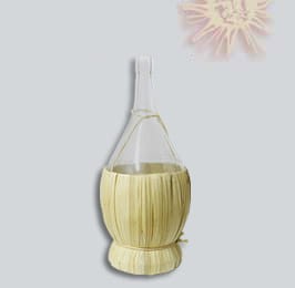 Butelka na wino w oplocie o pojemności 1 l.